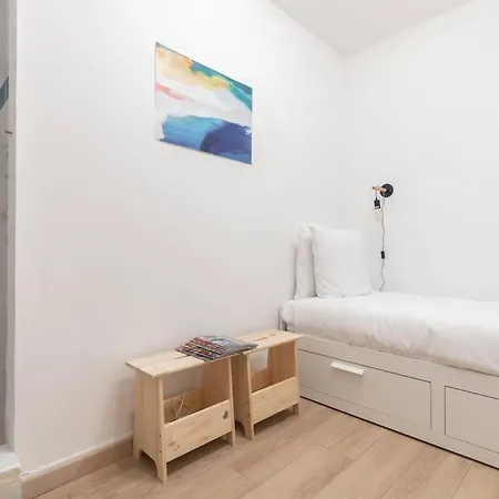 Charming Two Bedroom Wagram 17th Apartment *